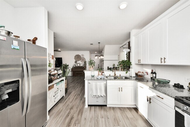 Building Photo - 25928 Chicory Dr