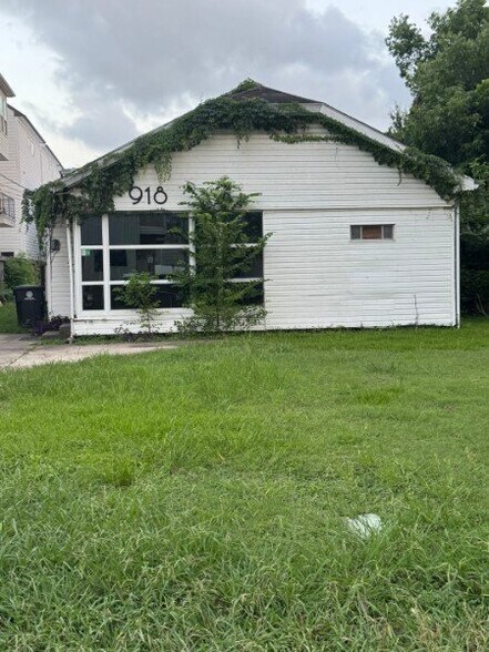 Building Photo - 918 W 18th St