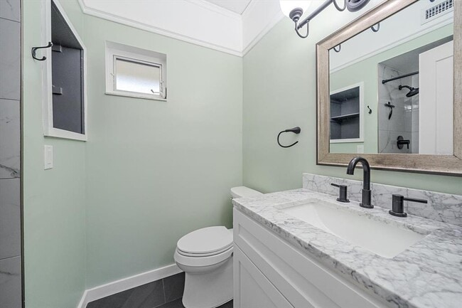 Building Photo - 5865 Tidewood Ave