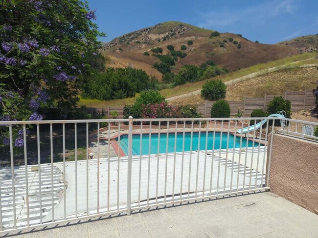 Building Photo - Beautiful and Spacious 4 Bed, 3 Bath Home ...