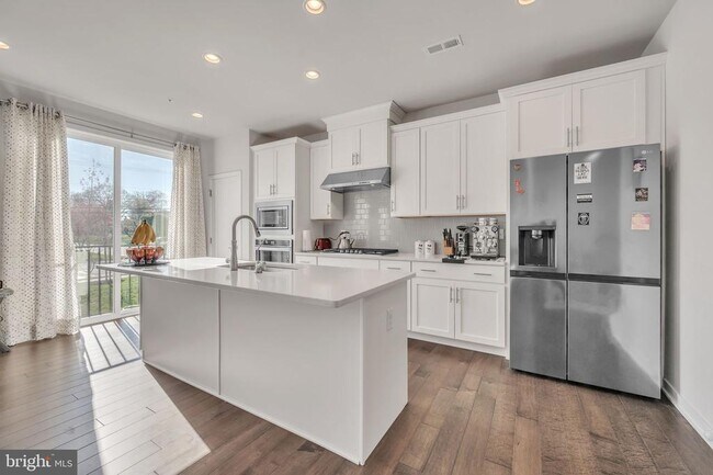 Building Photo - 900 Dogwood Ct