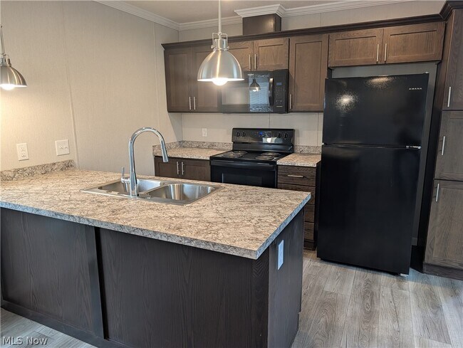 Building Photo - 230 Edgecliff Cir W