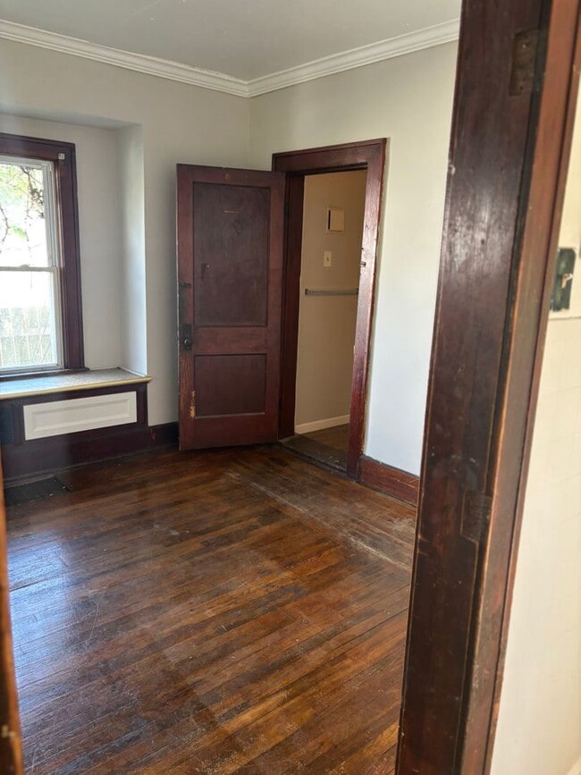 Building Photo - Section 8 Accepted! 5 BR 2 BA