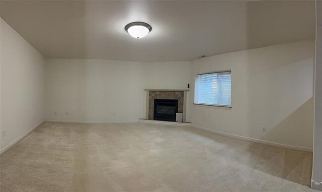 Building Photo - Three Bedroom - Low maintenance, west-end,...