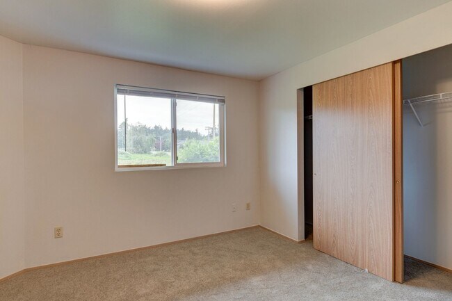 Building Photo - 2-Bedroom 1st Floor Park Place Condo - Wat...