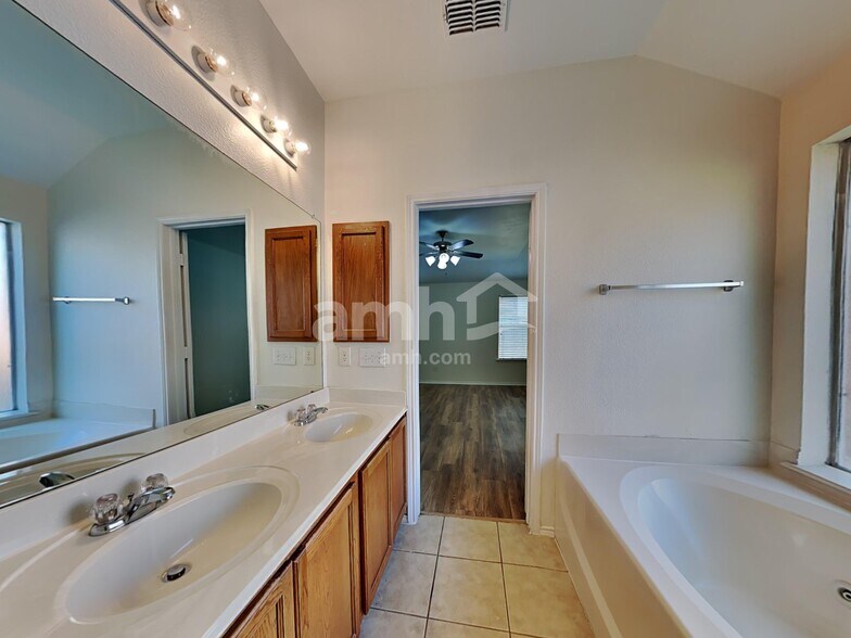 Building Photo - 1804 Heron Dr