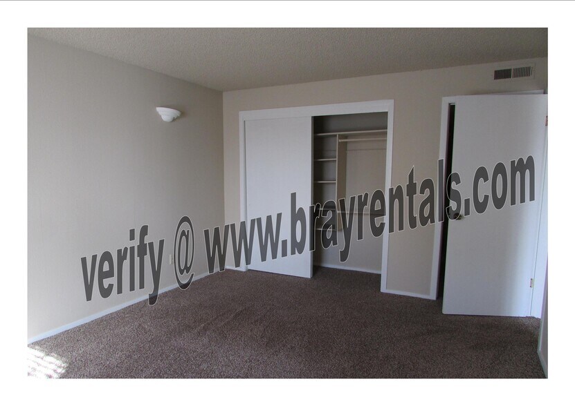Building Photo - 3146 Lakeside Dr