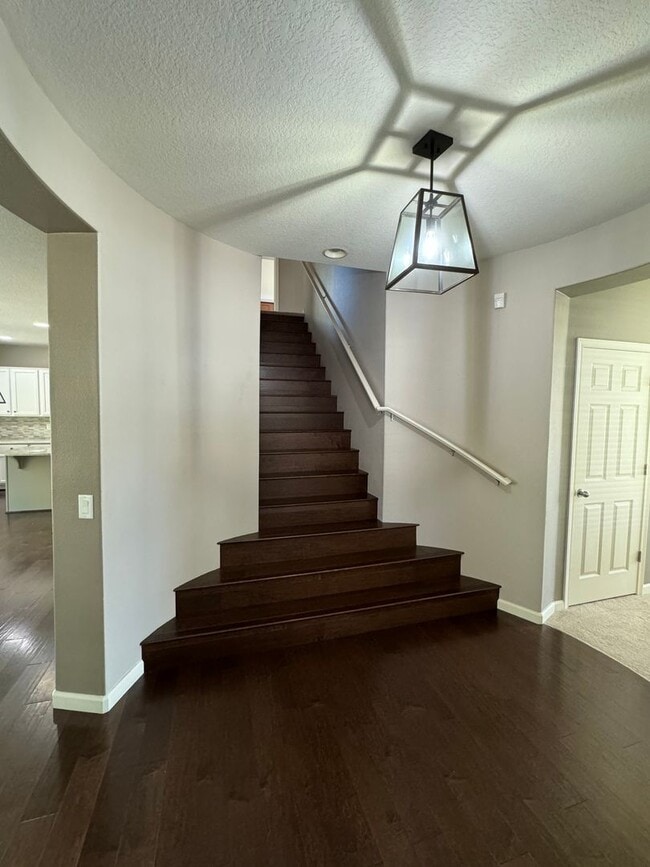 Building Photo - Large Beautiful 4 Bed, 2.5 Bath House!