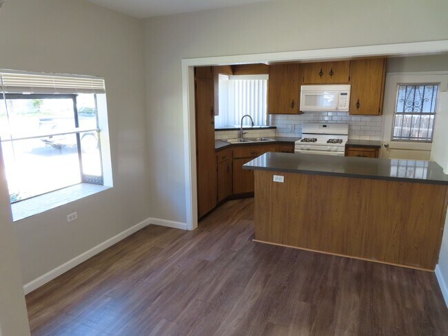 Building Photo - Three Bedroom House with Huge Bonus Room