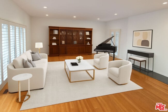 Building Photo - 713 Elm Dr