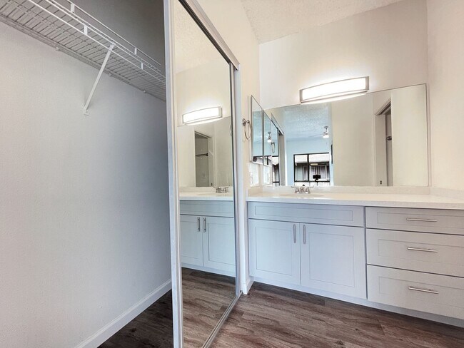 Building Photo - Just Refreshed Ewa Beach Condo with A/C