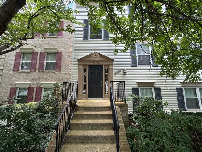 Building Photo - Sun-filled 1 Bed 1 Bath 1st Level Condo Wi...
