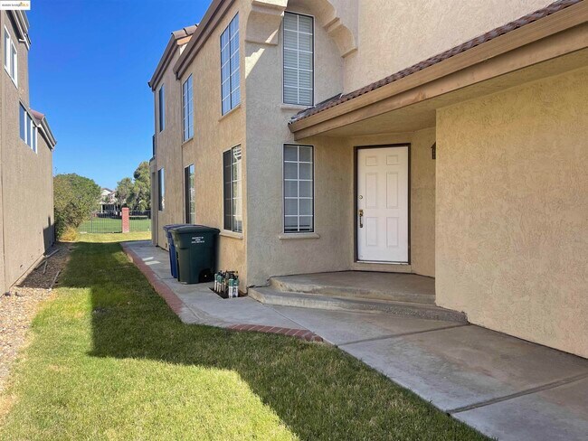 Building Photo - 2627 Cherry Hills Dr