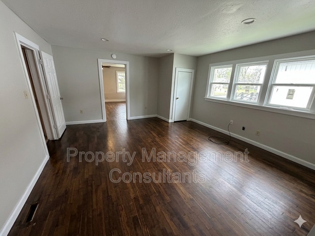 Building Photo - 1034 N Royal Ave