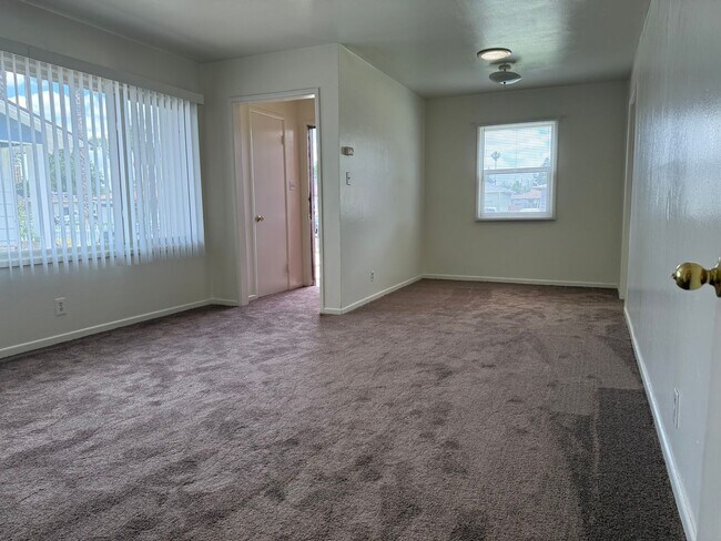 Building Photo - 3 Bedroom 1 Bathroom home in Riverside