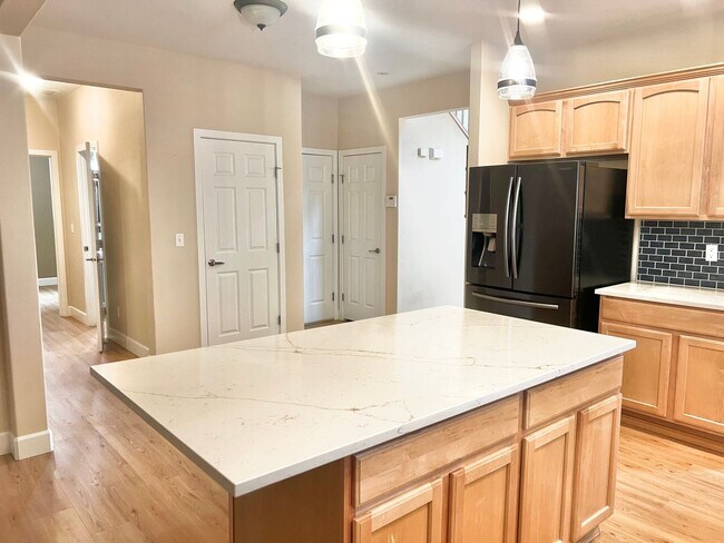 Building Photo - Must See! Beautiful 3bd/ + Bonus Rm/2.5 bath/ Primary Bed on Main/ /Heat Pump/Updated Features