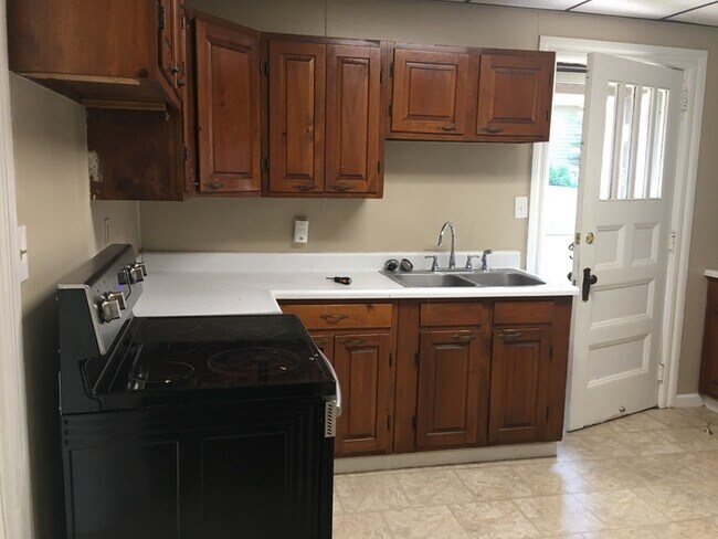 Building Photo - Gorgeous 5 bedroom 2 bath located on friendly neighborhood for rent!!!