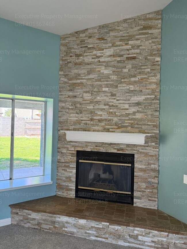 Building Photo - 3 bedroom/ 2 bathroom