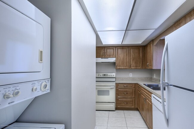 Building Photo - WATERFRONT- 2-BEDROOMS, 2-BATH- PUNTA GORD...