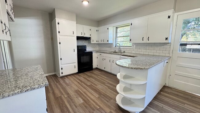 Building Photo - 401 Bayou Oaks Dr