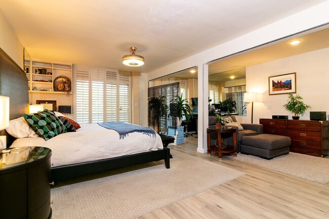 Building Photo - 117 S Doheny Dr