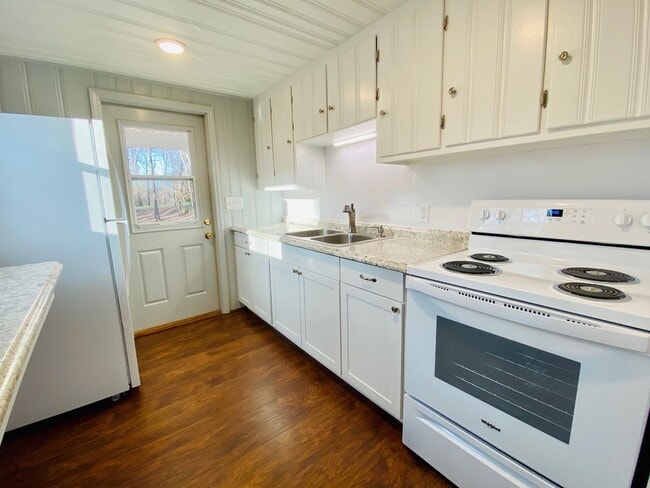 Building Photo - WAITLIST APPLICATIONS ONLY - AVAILABLE NOV...