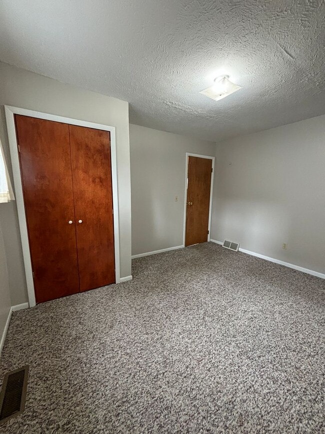 Building Photo - Spacious Home in Gaylord