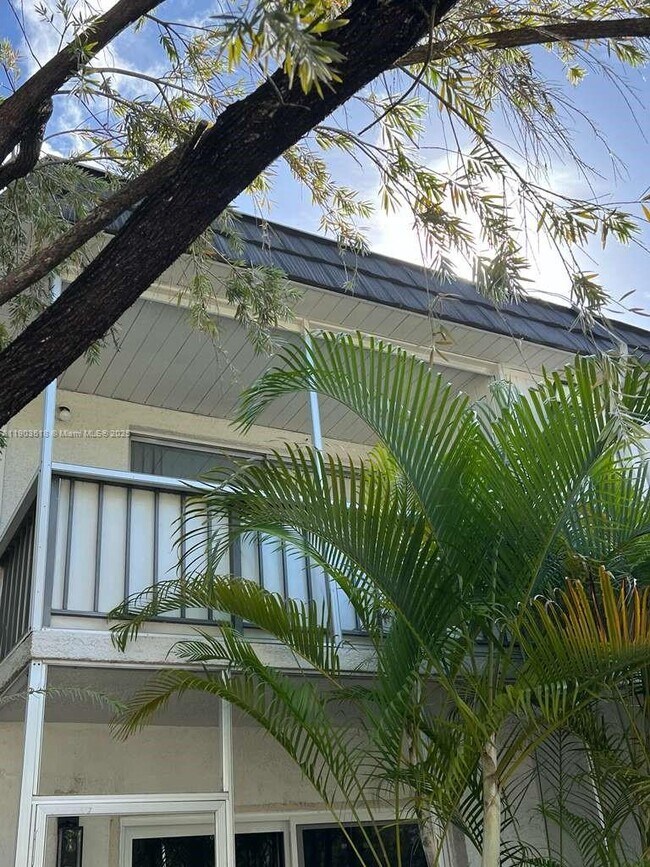 Building Photo - 10357 N Kendall Dr