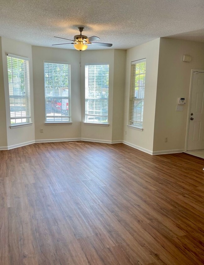Building Photo - Updated 3 Bed/2.5 Bath Town Home Located I...