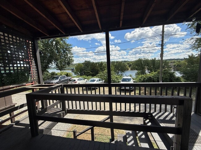 Building Photo - Charming Riverfront 2BR Walking Distance t...