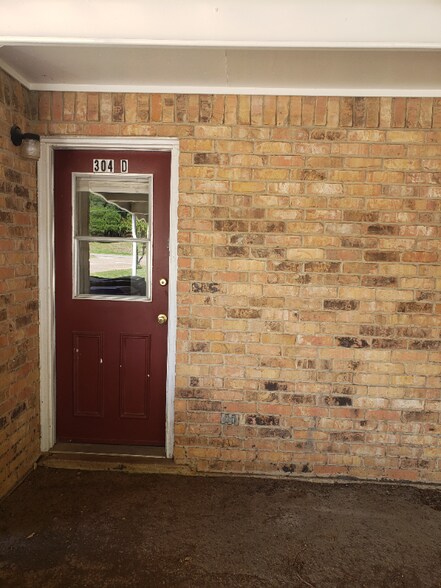 Primary Photo - 304 Reel Rd