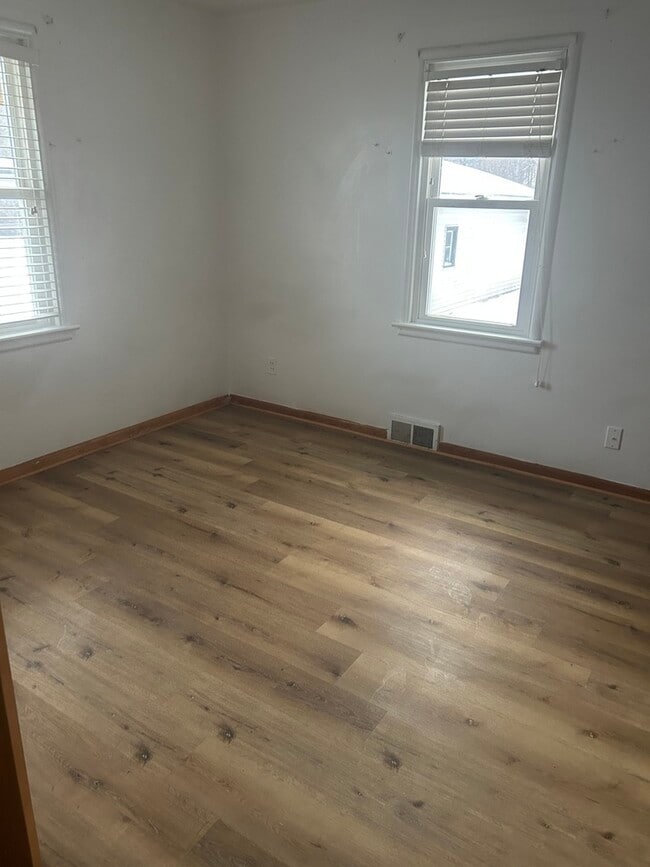 Building Photo - 716 Henry St