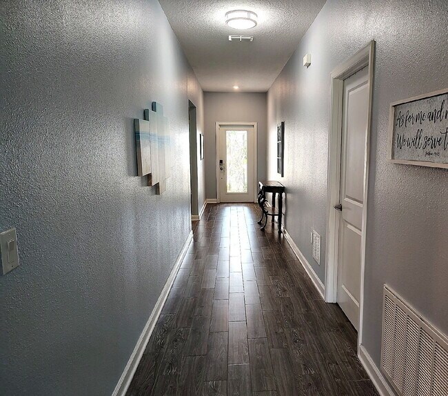 Building Photo - "Resort-Style Living in Davenport: Spacious 4-Bedroom Home with Solar Panels, Internet Included &...