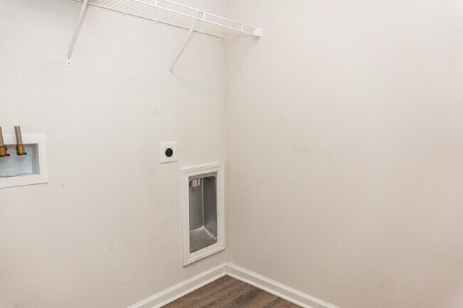 Building Photo - 206 Laurel Hl St