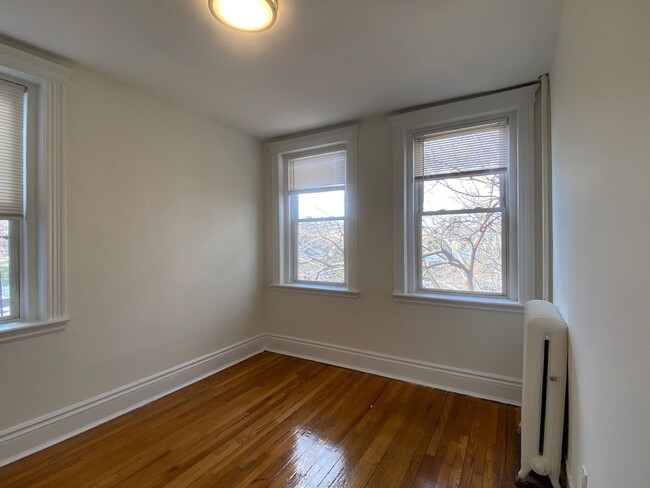 Building Photo - Nicely renovated 2 bed unit with utilities...