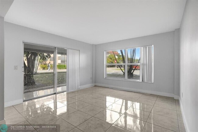 Building Photo - 4156 Inverrary Dr