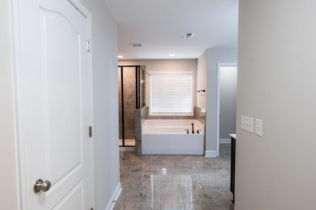 Building Photo - Stunning 5 Bedrooms, 4 Baths home in Summerfield with 2 car garage.