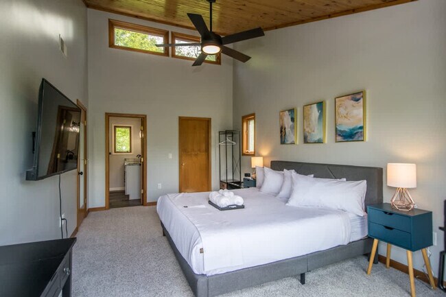 Building Photo - 201 Bluebird Ln