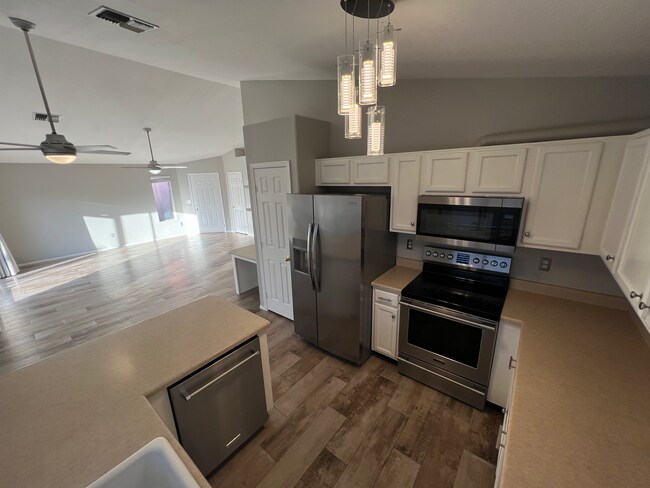 Building Photo - 910 N Swan Dr