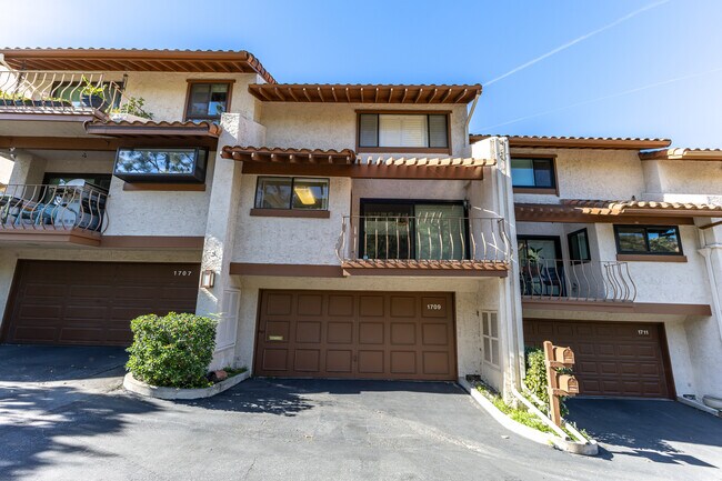 Building Photo - 1709 Cam De Villas