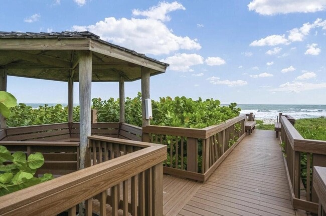 Building Photo - 5049 N Hwy A1A