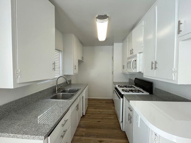 Building Photo - 6632 Darby Ave