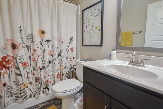 Building Photo - Pet Friendly Three Bedroom!