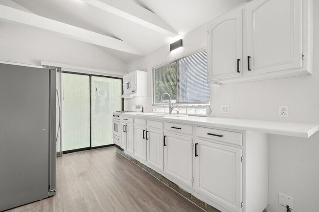 Building Photo - Historic Hyde Park Gem: Fully Renovated 2-...