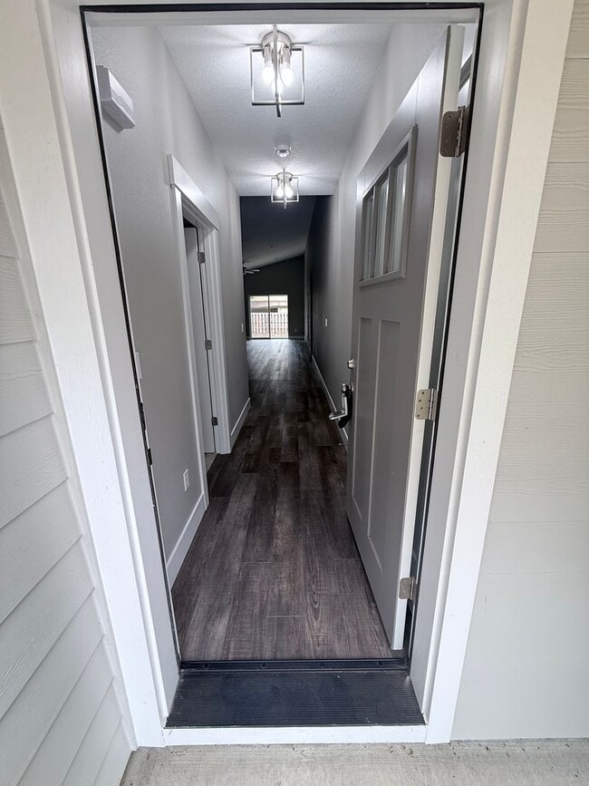 Building Photo - 3 Bedroom 2 Bathroom in Mill City, OR.
