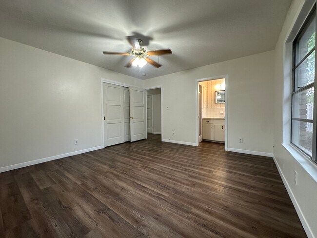 Building Photo - 711 E Locust Ave