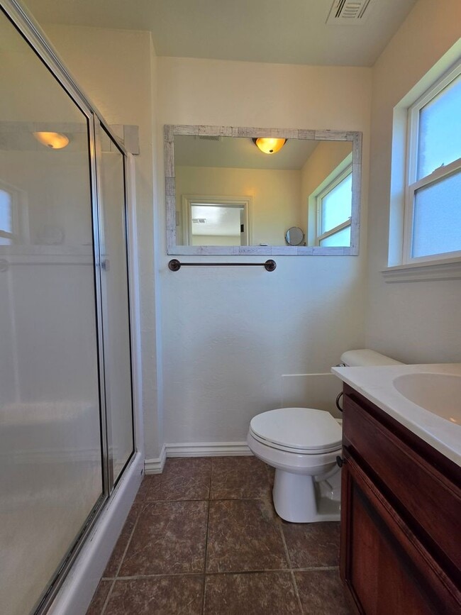Building Photo - 3 bed, 2 bath home in Shawnee!