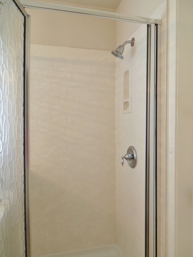 Building Photo - 3 Bedroom 2 Bathroom Villages of Berry Cre...