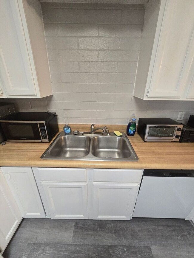 Building Photo - Rooms for Rent – Furnished, Lockable, & Private Backyard! 6 Spots Open.