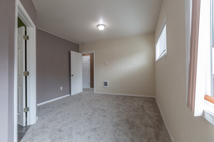 Building Photo - 2102 NW Kelly Dr